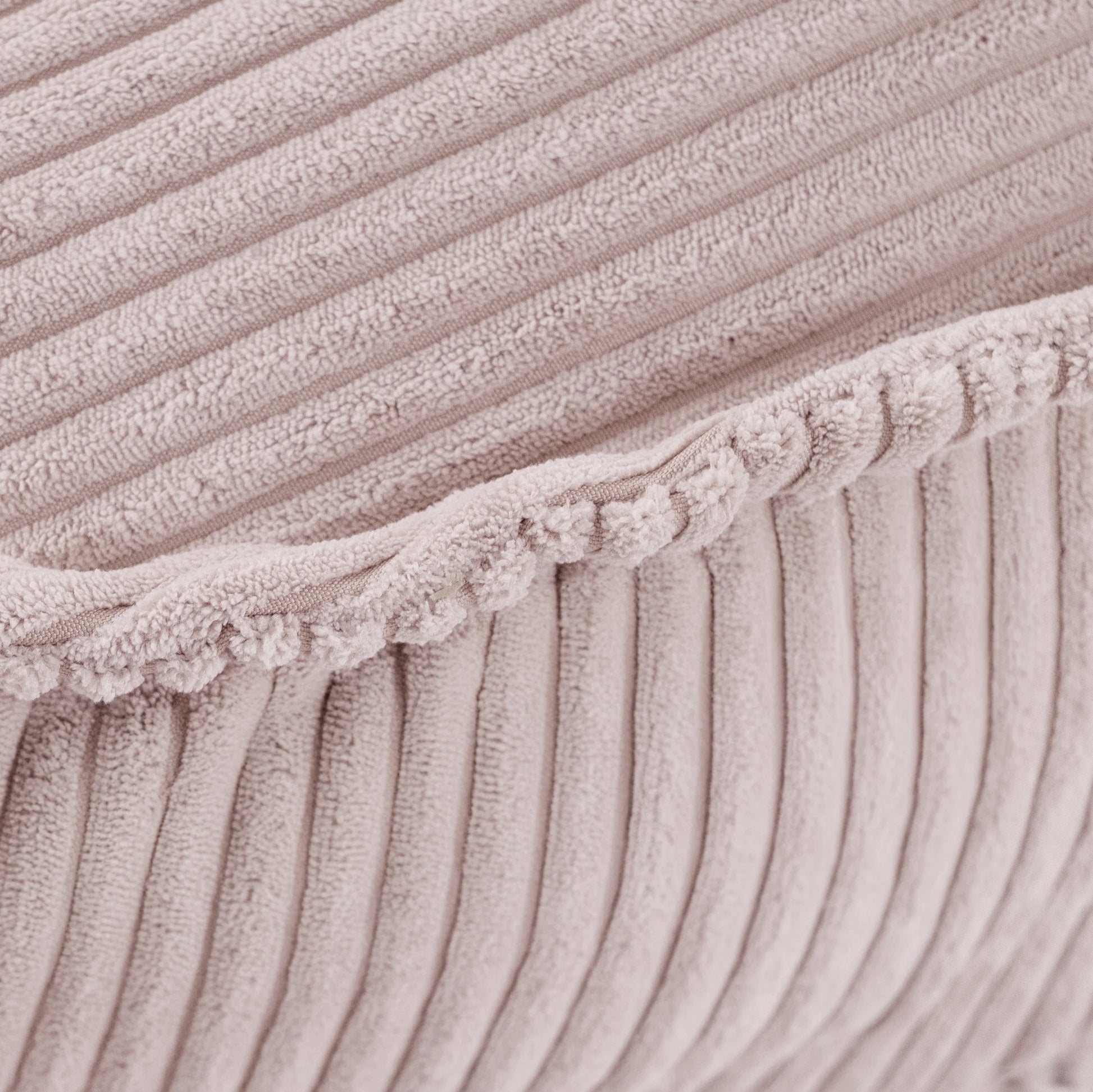 Matière coter du pouf en velours côtelé 
