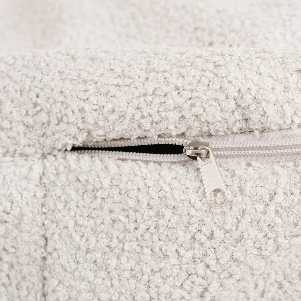 Matière et fermeture du pouf en bouclette 