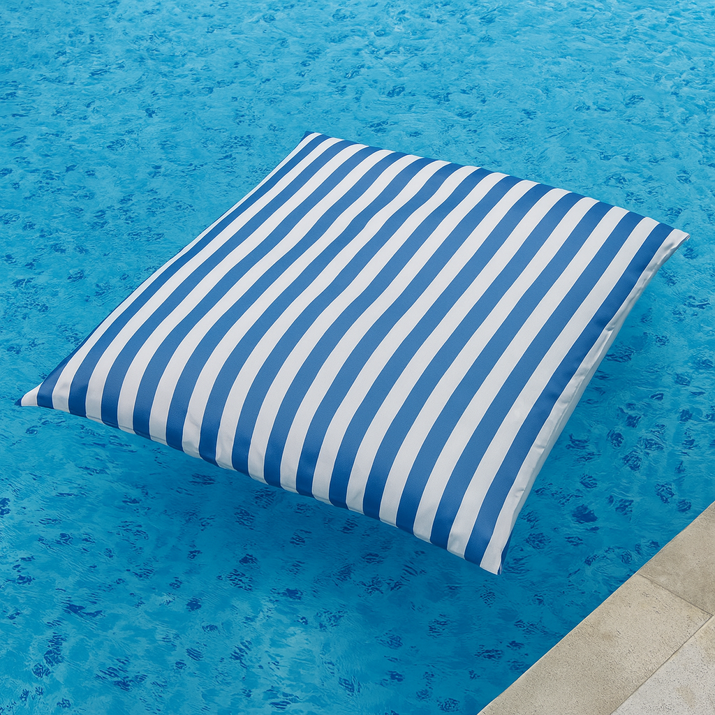 photo d'un pouf xxl flottant sur une piscine 